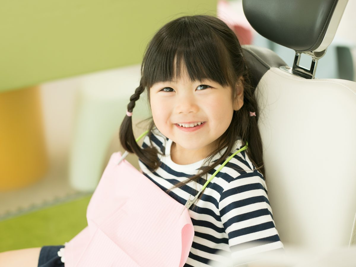 診療台で笑う女の子
